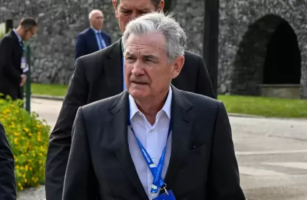 Funcionarios de la Fed esperan más aumentos de tasas y aún prevén una recesión este año