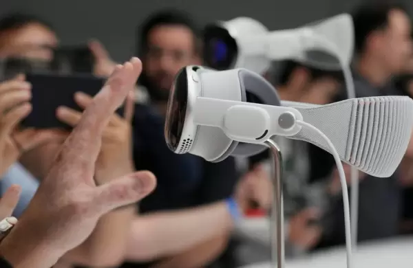 Cuesta 3500 dólares, pero ese no es el único problema que tiene Apple con el Vision Pro, su "producto estrella"