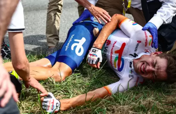 Los fanáticos del Tour de Francia causan múltiples choques, lesiones en los ciclistas y abandono de la carrera