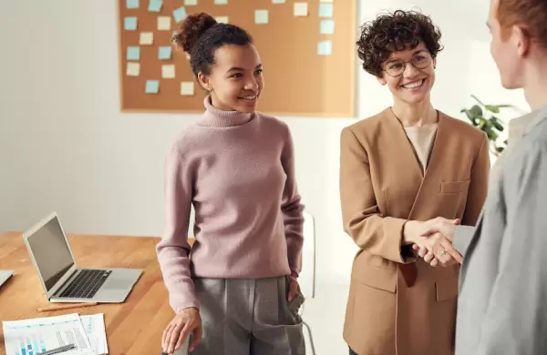 El arte de pedir un favor en el trabajo: ¿te dirían que sí tus compañeros?