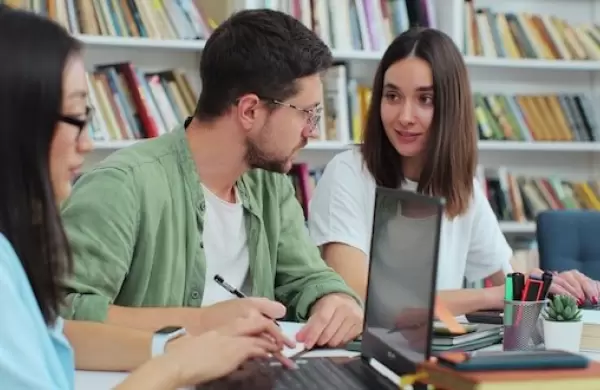 Se especializan en automatización y robótica y buscan capacitar a 25 mil jóvenes de Latam: "Queremos empoderarlos"