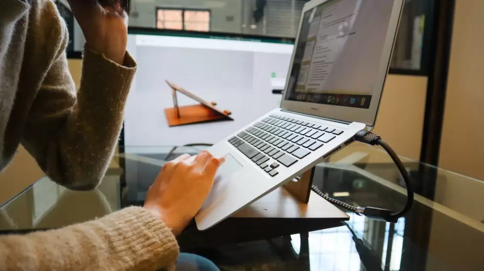 Foto De Una Persona Que Usa Una Computadora Porttil Gris