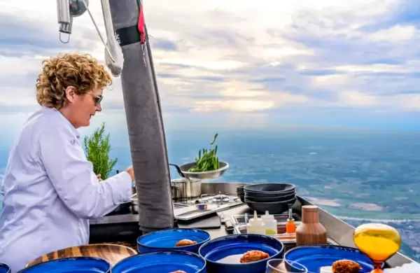 Cómo es el primer restaurante de globos aerostáticos del mundo, con comida gourmet en las nubes