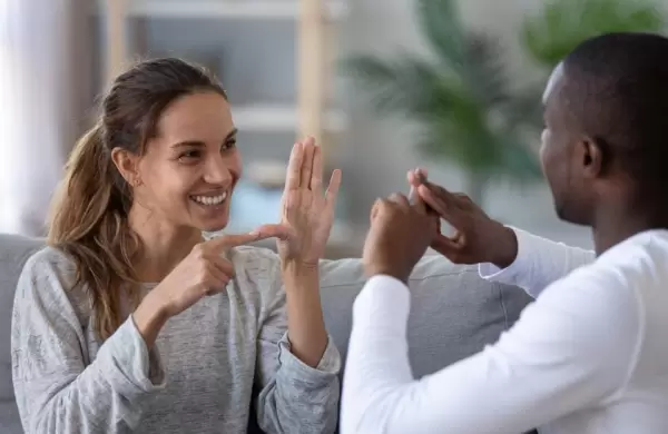 Cmo es el traductor de lenguaje de seas para personas oyentes basado IA que desarroll Lenovo