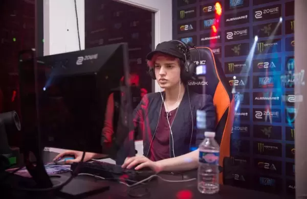 Es "la reina de espadas", se llama Sasha Hostyn y es la jugadora de eSports mejor paga del planeta (pero no está sola)