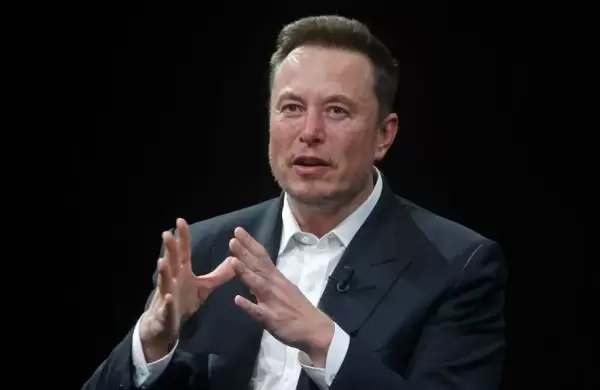 Elon Musk califica de "estafa" al dlar y le hace un guio a las crypto