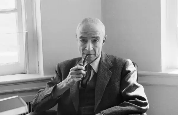 Qu lecciones de vida de Robert Oppenheimer muestran liderazgo, diversidad y organizacin empresarial