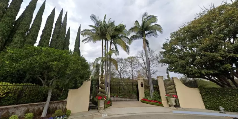 Construida originalmente en 1929 para la estrella del cine mudo Harold Lloyd, la casa de Beverly Hills, también conocida como Greenacres, ha sido rest