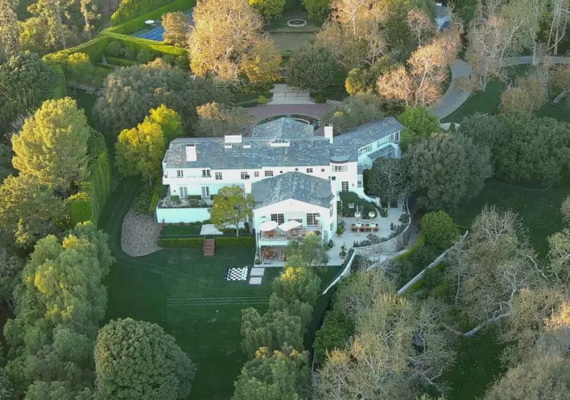 Bezos compró la histórica Warner Estate en el apartado barrio de Benedict Canyon en Beverly Hills en 2020 por 165 millones de dólares.