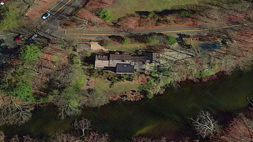 Zegar, quien construyó el primer software para las terminales de Bloomberg LP, tiene una casa de cinco habitaciones en Wesport, Connecticut, con vista