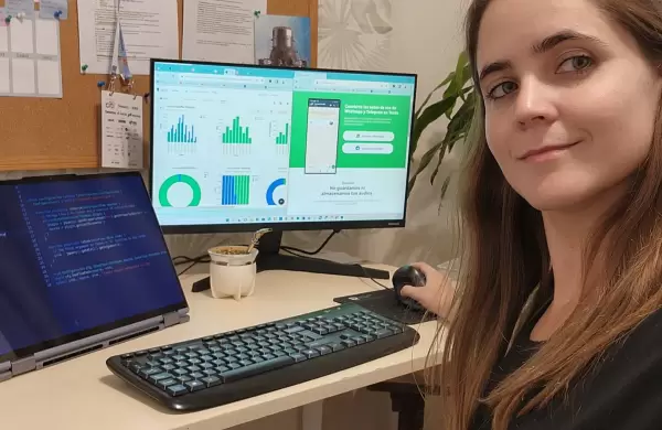 Cansada de recibir mensajes que no podía escuchar, creó un bot de IA que traduce audios a textos por Whatsapp