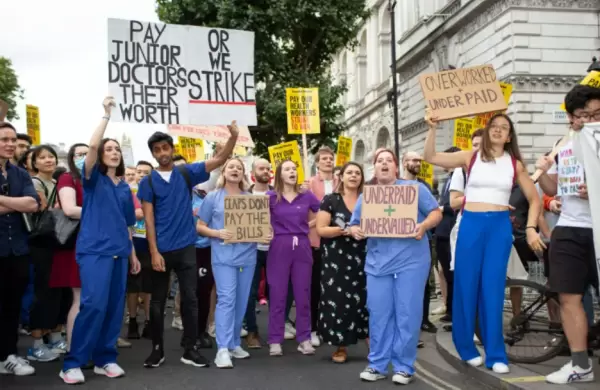 Así es la crisis que afecta a los hospitales de Inglaterra con esperas de más de 12 horas