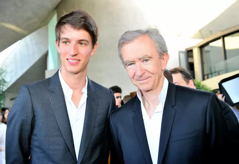 Alexandre  junto a Bernard Arnault.