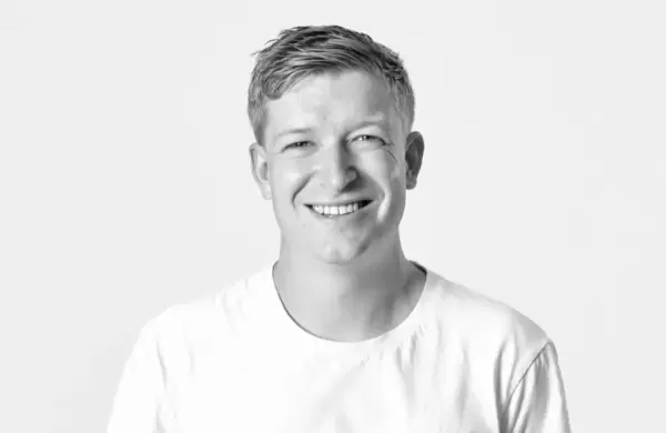 Con 19 años creó una empresa para frenar el fraude de los bots: Conocé a Sam Crowther