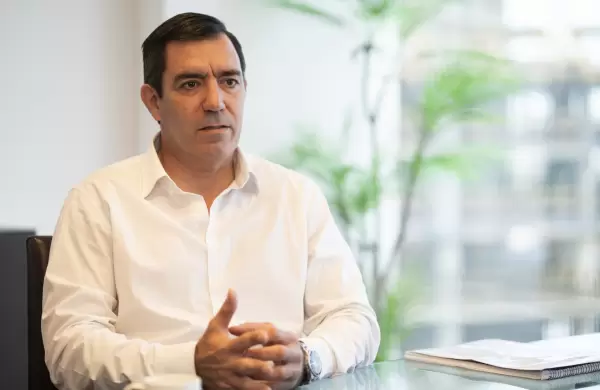 El camino de Itaú para adelantarse a la baja de tasas de la Fed y sus expectativas con la desdolarización