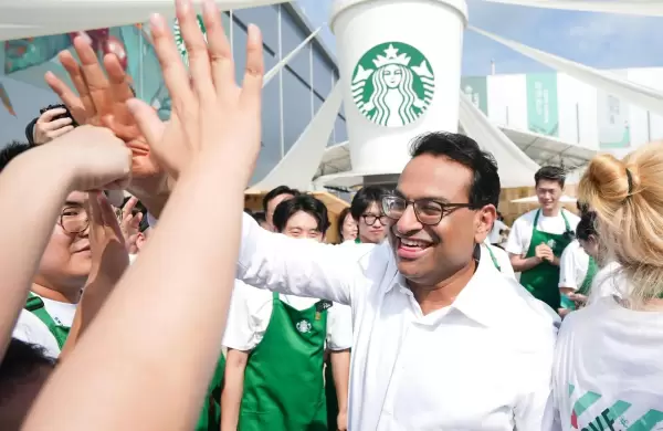 Laxman Narasimhan, CEO de Starbucks, habló sobre la estrategia de "reinvención triple" del gigante del café