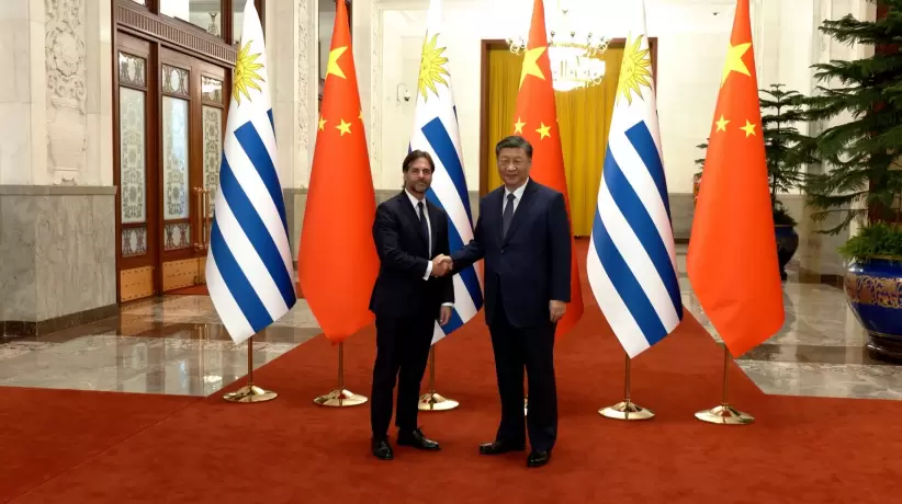 Luis Lacalle Pou, presidente de Uruguay, junto a Xi Jinping, presidente de China