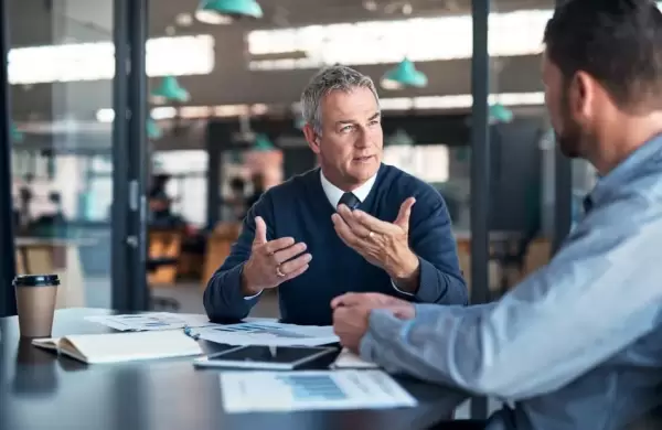 Cómo prepararse para la siempre temida revisión anual de desempeño con tu jefe