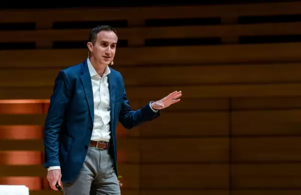 Las principales lecciones de Morgan Housel, el "Mark Twain de las finanzas"