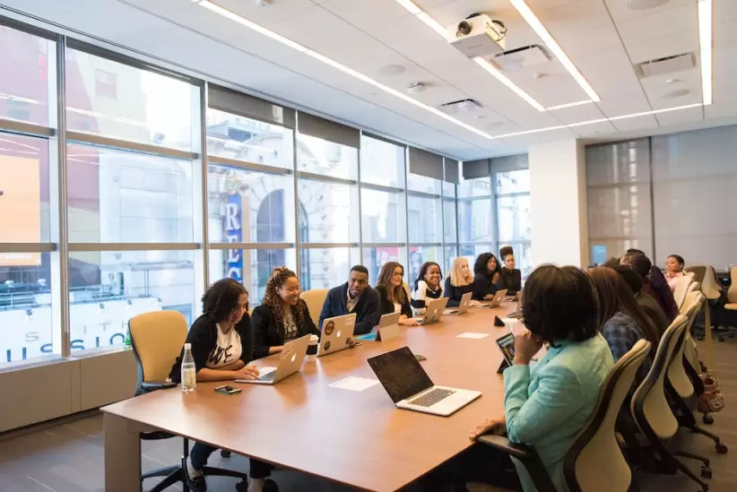 Grupo De Personas En Una Sala De Conferencias