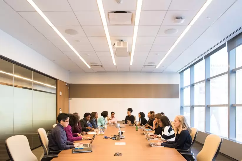 Grupo De Personas En La Sala De Conferencias