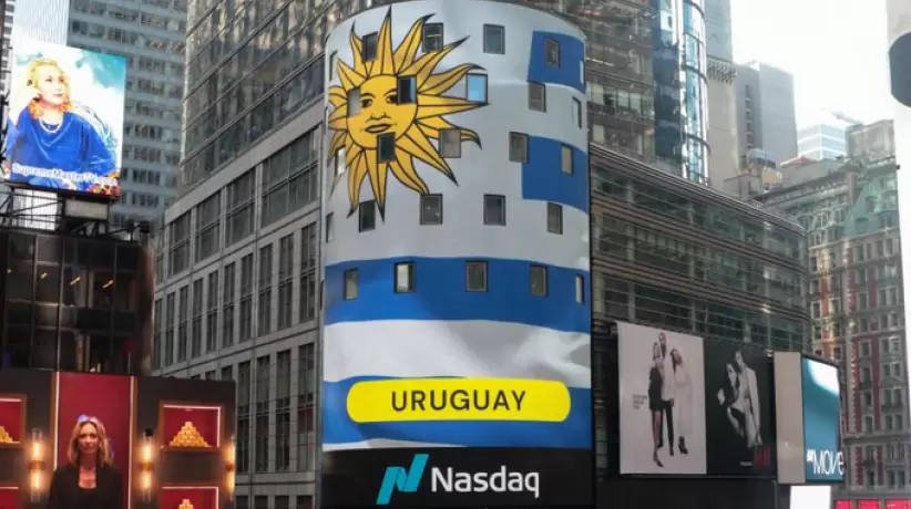 Bandera de Uruguay en Times Square. Foto: X Inés Bonicelli.