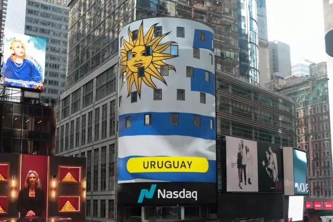 Bandera de Uruguay en Times Square. Foto: X Ins Bonicelli.