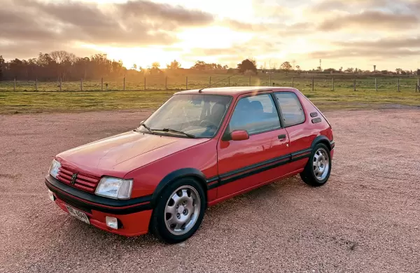 Así es el Peugeot 205 GTI que fue propiedad de uno de los pilotos más conocidos de Uruguay