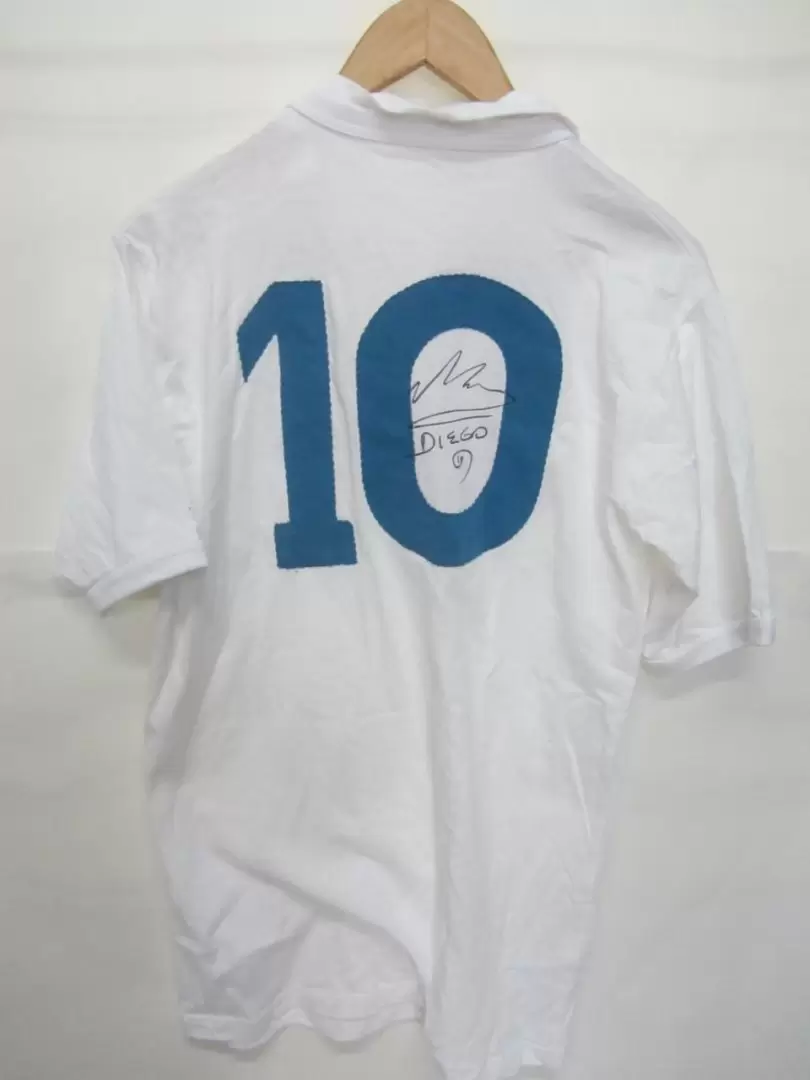 La camiseta está firmada por Diego Maradona