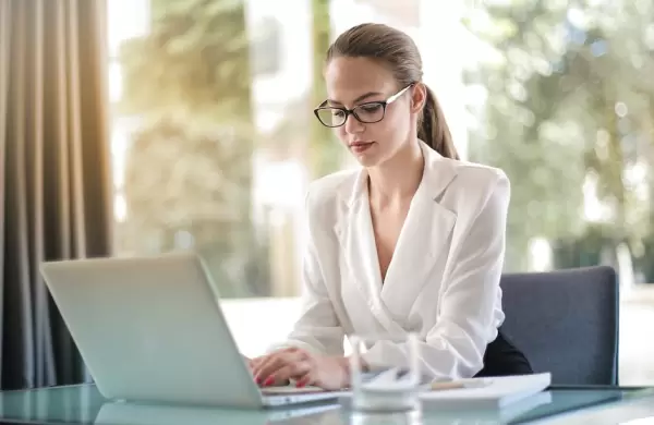 5 cursos gratuitos de IA para desarrollar habilidades de alto rendimiento en 2025