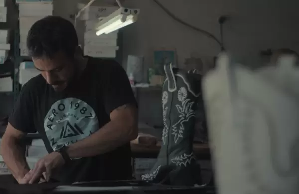 Heredó la fábrica de zapatos de su abuelo y creó una marca de botas texanas de exportación