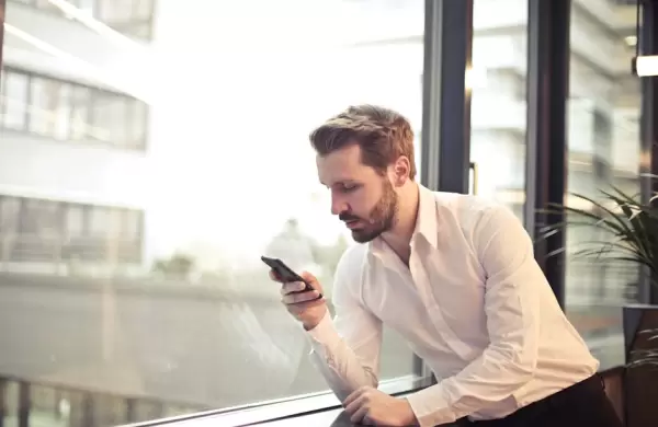 Qué son las "granjas de iPhone" y por qué aseguran que pueden convertirse en un negocio criminal de 1000 millones