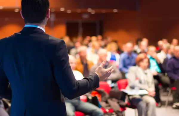 ¿Es beneficioso para tu carrera hablar en conferencias? Aspecto a tener en cuenta