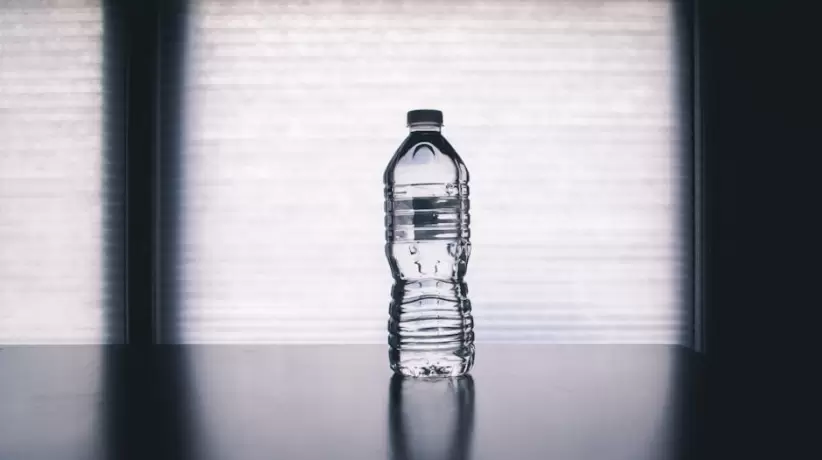 Botella Transparente Desechable Sobre Superficie Negra