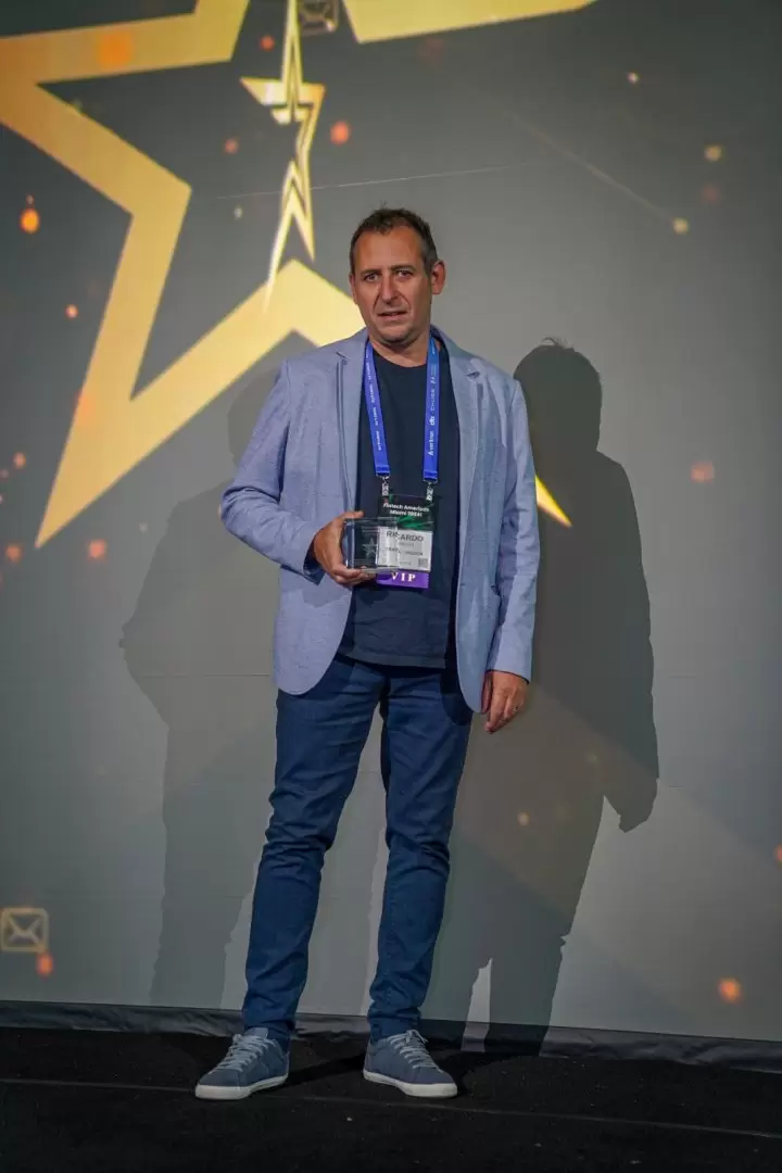 Ricky Minicucci, de Trasa, al recibir el premio a la inclusion financiera, por parte de fintech americas