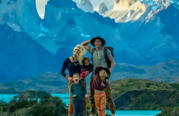 La familia que vendió todo, hoy recorre el mundo, y recién firmó un acuerdo con Disney