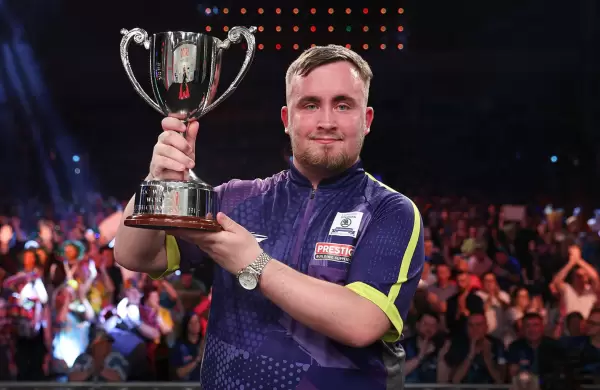 "Un fenómeno británico": No tiene edad para comprar alcohol ni manejar un auto pero ya ganó millones jugando a los dardos