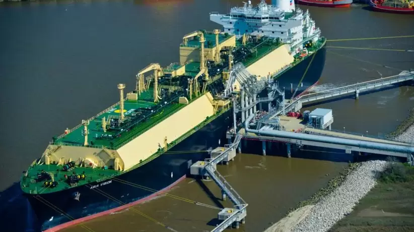 El buque Asia Vision LNG atracado en la terminal de Cheniere Energy, Sabine Pass