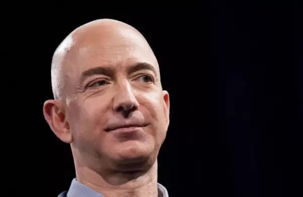 Con el apoyo de Bezos, esta empresa presentó una camioneta eléctrica que va por el mercado de Tesla