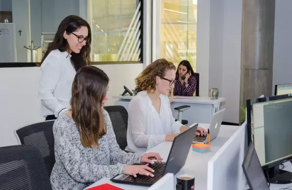 Las 16 tendencias que revolucionarán los lugares de trabajo en 2025 (y cómo prepararse)