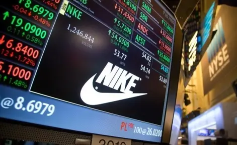 Las acciones de Nike alcanzaron su nivel más bajo en 12 años y la compañía busca demostrar que su ventaja competitiva sigue intacta