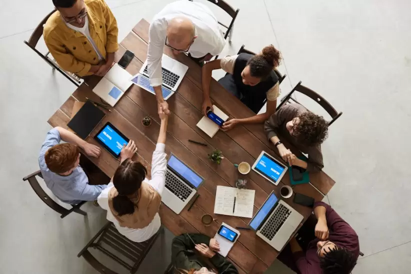 Foto De Personas Haciendo Apretones De Manos