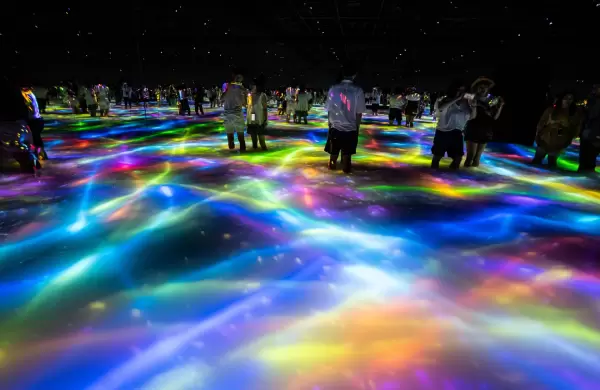 Museos sin barreras: teamLab, el colectivo artístico que crea mundos inmersivos de los que todos quieren ser parte