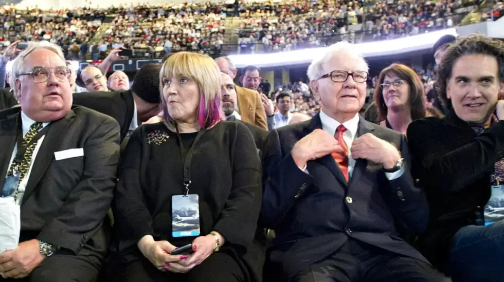 Warren Buffett, CEO de Berkshire Hathaway, y sus hijos