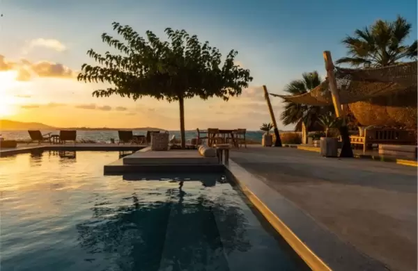 Ni Santorini ni Mykonos: Tom Hanks y Jeff Bezos no se cansan de estas islas griegas