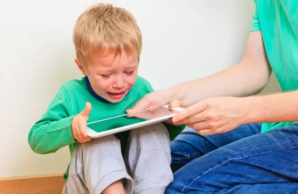 Qué pasá en los chicos cuando se les dan celulares y tablets en edad temprana