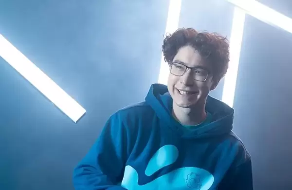 Tiene 21 años, más de 10 millones de suscriptores en YouTube y un equipo de 90 personas