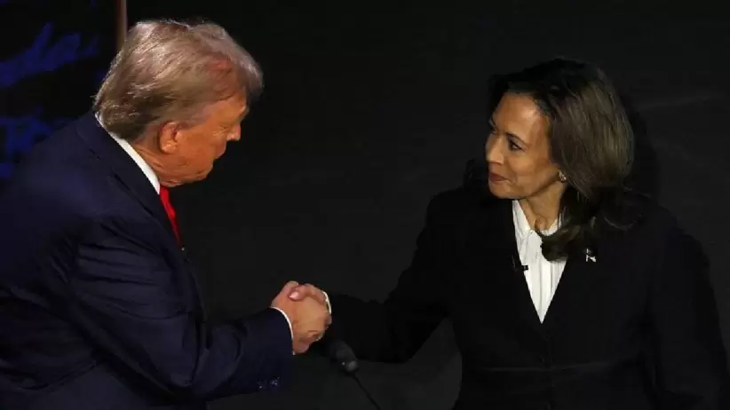 Trump y Harris se estrechan la mano durante el debate.