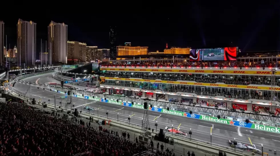 El edificio Paddock y las tribunas principales con vistas a la recta de salida/l