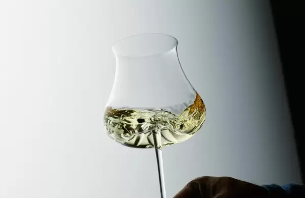 Cómo funciona esta copa que puede "envejecer" hasta 4 años el vino
